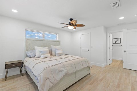 House in Treasure Island, Florida 3 bedrooms, 149.11 sq.m. № 1909962 - photo 24