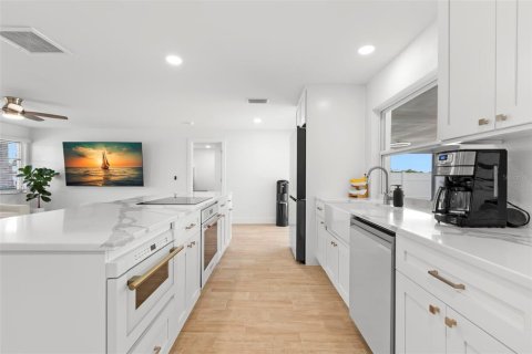 House in Treasure Island, Florida 3 bedrooms, 149.11 sq.m. № 1909962 - photo 14