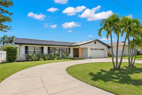 House in Treasure Island, Florida 3 bedrooms, 149.11 sq.m. № 1909962 - photo 4