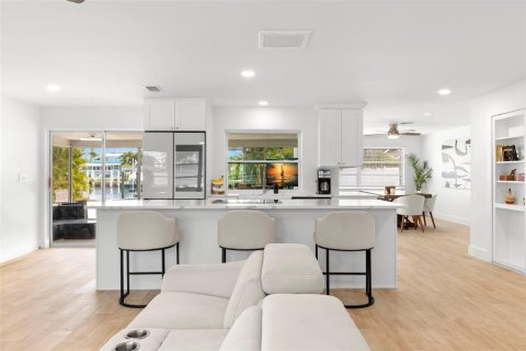 House in Treasure Island, Florida 3 bedrooms, 149.11 sq.m. № 1909962 - photo 11