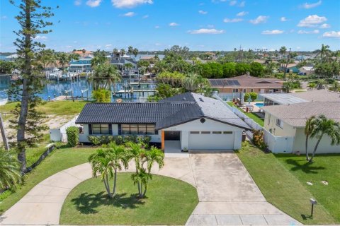House in Treasure Island, Florida 3 bedrooms, 149.11 sq.m. № 1909962 - photo 2