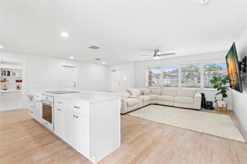 House in Treasure Island, Florida 3 bedrooms, 149.11 sq.m. № 1909962 - photo 10