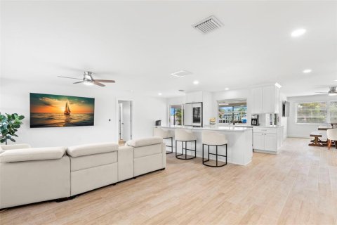 House in Treasure Island, Florida 3 bedrooms, 149.11 sq.m. № 1909962 - photo 8