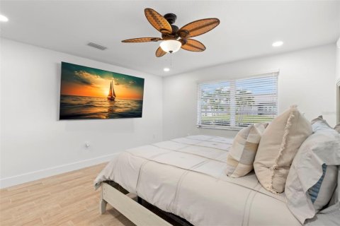 House in Treasure Island, Florida 3 bedrooms, 149.11 sq.m. № 1909962 - photo 23