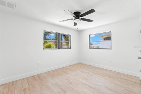House in Treasure Island, Florida 3 bedrooms, 149.11 sq.m. № 1909962 - photo 27