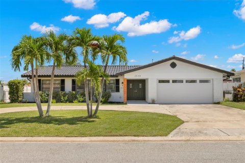 House in Treasure Island, Florida 3 bedrooms, 149.11 sq.m. № 1909962 - photo 3