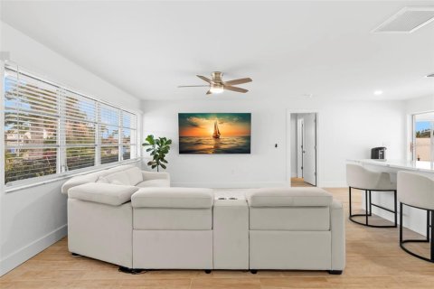 House in Treasure Island, Florida 3 bedrooms, 149.11 sq.m. № 1909962 - photo 9