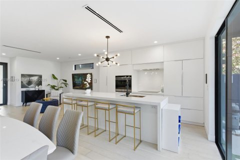Townhouse in Miami, Florida 3 bedrooms, 154.31 sq.m. № 2023694 - photo 13