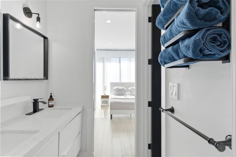 Townhouse in Miami, Florida 3 bedrooms, 154.31 sq.m. № 2023694 - photo 25