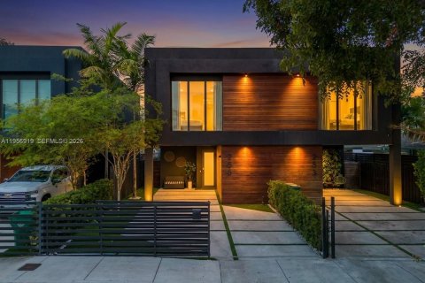 Townhouse in Miami, Florida 3 bedrooms, 154.31 sq.m. № 2023694