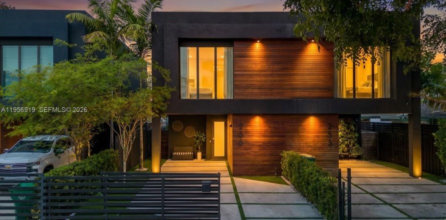 Townhouse in Miami, Florida 3 bedrooms, 154.31 sq.m. № 2023694