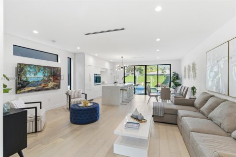 Townhouse in Miami, Florida 3 bedrooms, 154.31 sq.m. № 2023694 - photo 2