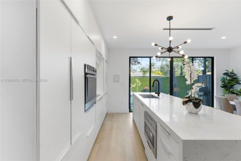 Townhouse in Miami, Florida 3 bedrooms, 154.31 sq.m. № 2023694 - photo 15