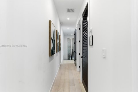 Townhouse in Miami, Florida 3 bedrooms, 154.31 sq.m. № 2023694 - photo 18