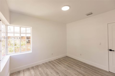 House in Miami, Florida 3 bedrooms, 121.14 sq.m. № 1983956 - photo 17