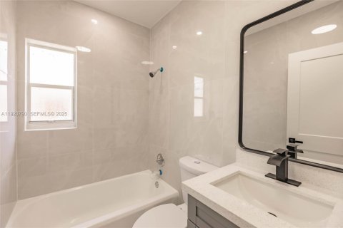 House in Miami, Florida 3 bedrooms, 121.14 sq.m. № 1983956 - photo 14