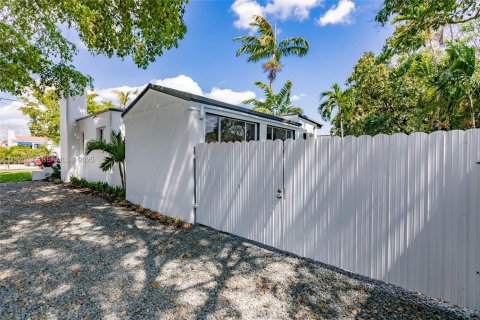 House in Miami, Florida 3 bedrooms, 121.14 sq.m. № 1983956 - photo 23