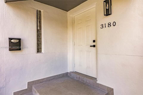 House in Miami, Florida 3 bedrooms, 121.14 sq.m. № 1983956 - photo 3