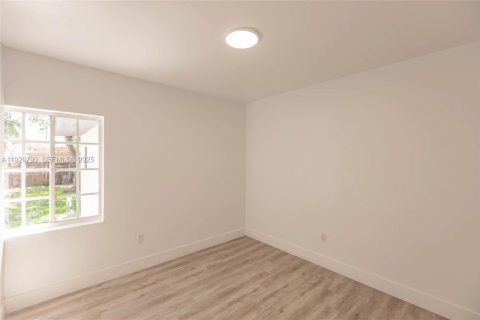 House in Miami, Florida 3 bedrooms, 121.14 sq.m. № 1983956 - photo 13