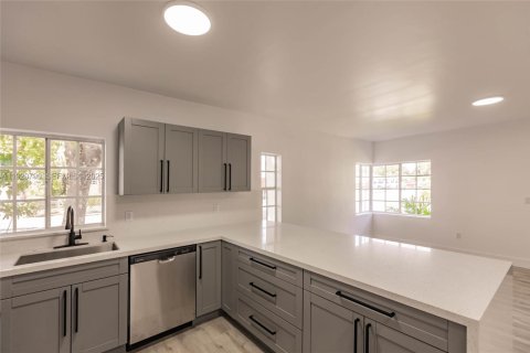 House in Miami, Florida 3 bedrooms, 121.14 sq.m. № 1983956 - photo 9