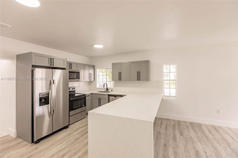 House in Miami, Florida 3 bedrooms, 121.14 sq.m. № 1983956 - photo 8