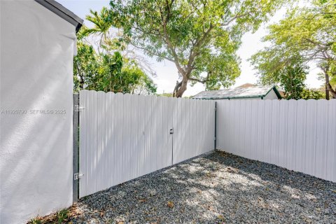 House in Miami, Florida 3 bedrooms, 121.14 sq.m. № 1983956 - photo 22