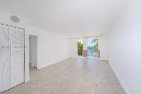 Condominio en alquiler en Miami, Florida, 2 dormitorios, 86.03 m2 № 2274585 - foto 5