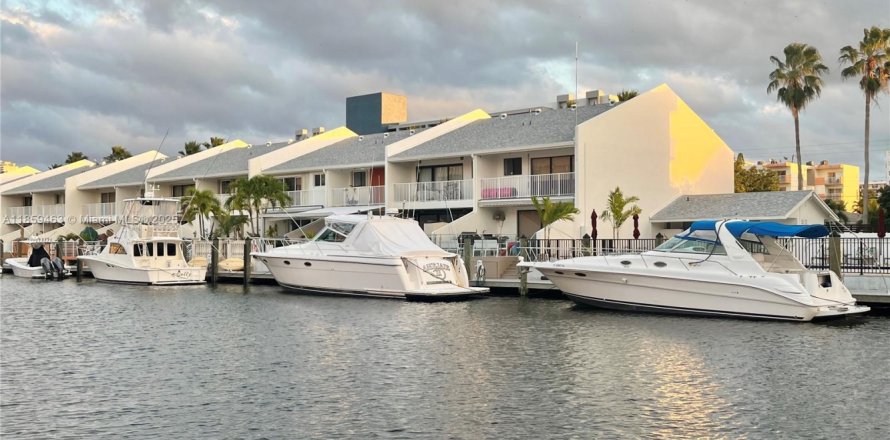 Touwnhouse à North Miami Beach, Floride 3 chambres, 149.57 m2 № 1889909