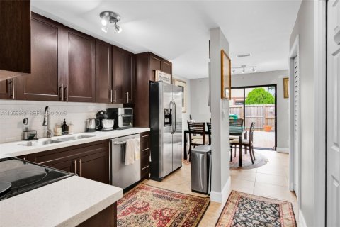 Townhouse in Miami, Florida 2 bedrooms, 89.37 sq.m. № 2009843 - photo 10