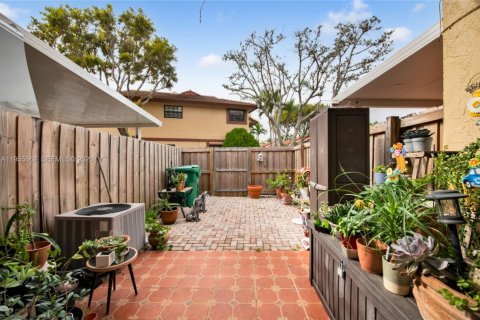 Townhouse in Miami, Florida 2 bedrooms, 89.37 sq.m. № 2009843 - photo 19