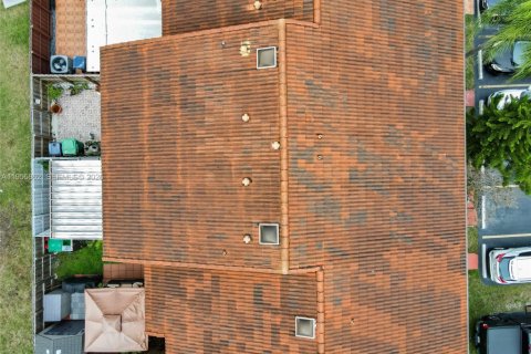 Townhouse in Miami, Florida 2 bedrooms, 89.37 sq.m. № 2009843 - photo 29