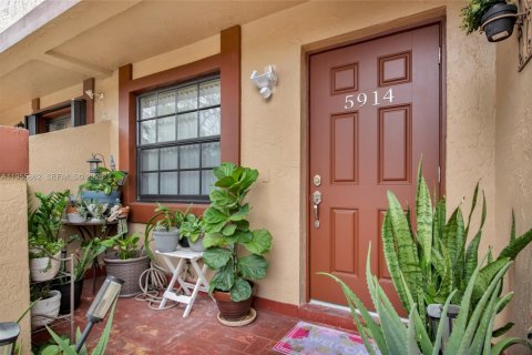 Townhouse in Miami, Florida 2 bedrooms, 89.37 sq.m. № 2009843 - photo 6