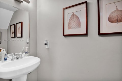 Townhouse in Miami, Florida 2 bedrooms, 89.37 sq.m. № 2009843 - photo 18