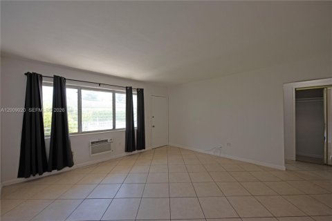 Condo in Miami Beach, Florida, 1 bedroom № 2073002 - photo 4