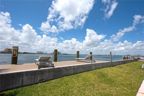 Condo in Miami Beach, Florida, 1 bedroom № 2073002 - photo 16