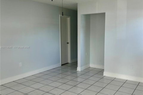 Купить таунхаус в Майами-Гарденс, Флорида 3 спальни, 120.96м2, № 2437663 - фото 3