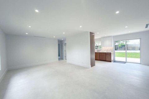 House in Delray Beach, Florida 4 bedrooms, 146.41 sq.m. № 2183034 - photo 3