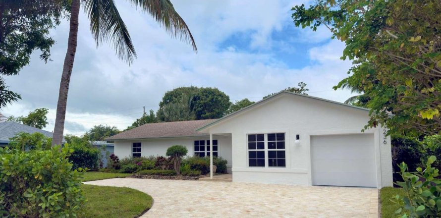 House in Delray Beach, Florida 4 bedrooms, 146.41 sq.m. № 2183034