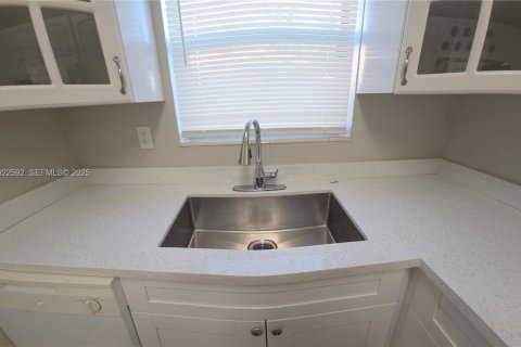 Villa ou maison à louer à Oakland Park, Floride: 3 chambres, 104.79 m2 № 1977360 - photo 2