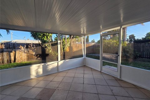 Villa ou maison à louer à Oakland Park, Floride: 3 chambres, 104.79 m2 № 1977360 - photo 3