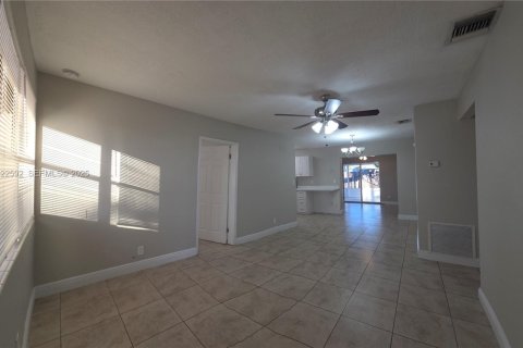 Villa ou maison à louer à Oakland Park, Floride: 3 chambres, 104.79 m2 № 1977360 - photo 12