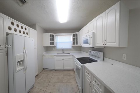 Villa ou maison à louer à Oakland Park, Floride: 3 chambres, 104.79 m2 № 1977360 - photo 1