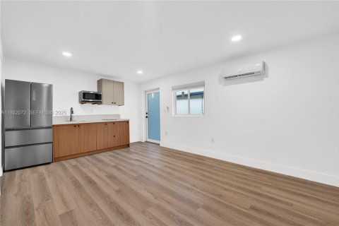 House in Miami, Florida 31.59 sq.m. № 1986034 - photo 3