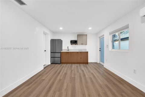 House in Miami, Florida 31.59 sq.m. № 1986034 - photo 2