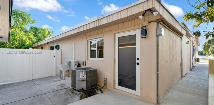 Studio in Miami, Florida № 1986034