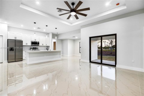 House in Lehigh Acres, Florida 4 bedrooms, 162.49 sq.m. № 1999248 - photo 6
