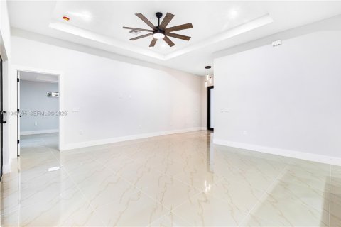 House in Lehigh Acres, Florida 4 bedrooms, 162.49 sq.m. № 1999248 - photo 7