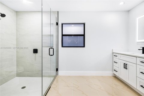 House in Lehigh Acres, Florida 4 bedrooms, 162.49 sq.m. № 1999248 - photo 18