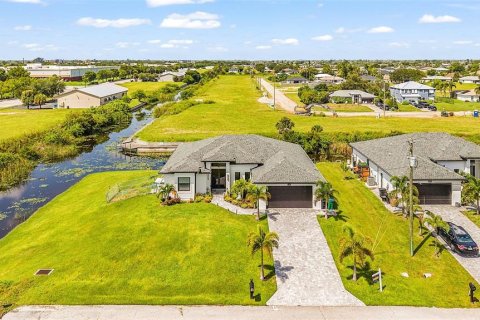 Casa en venta en Cape Coral, Florida, 3 dormitorios, 180.23 m2 № 2356093 - foto 2