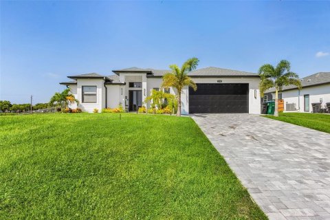 House in Cape Coral, Florida 3 bedrooms, 180.23 sq.m. № 2356093